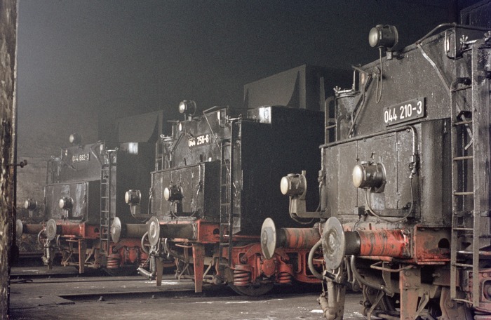 Tender der 044&nbsp;682, 256 und 210 im Lokschuppen Bw Ottbergen, am 23.03.1976