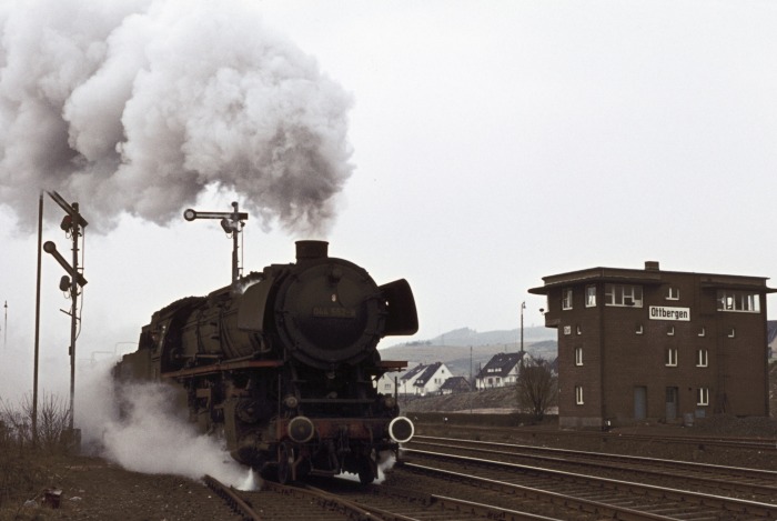 044&nbsp;552 mit Dg&nbsp;53849 Ausfahrt Ottbergen, am 23.03.1976