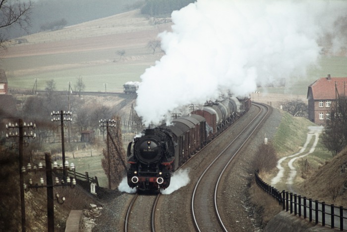 044&nbsp;195 mit Dg&nbsp;52842 bei Amelunxen, am 23.03.1976