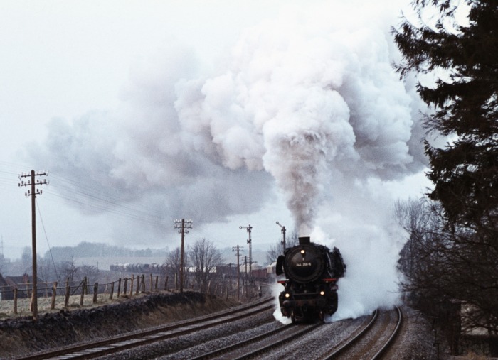044&nbsp;256 mit Dg&nbsp;53845 donnert durch Uslar, am 24.03.1976