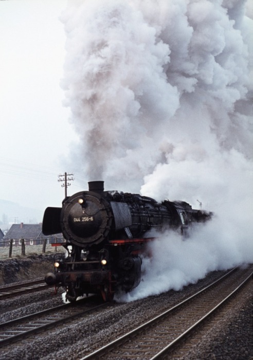044&nbsp;256 mit Dg&nbsp;53845 donnert durch Uslar, am 24.03.1976