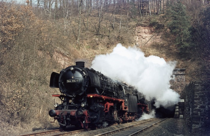 044&nbsp;334 + 044&nbsp;256 vor Dg&nbsp;53842 verlassen den Ertinghäuser Tunnel abwärts, am 24.03.1976