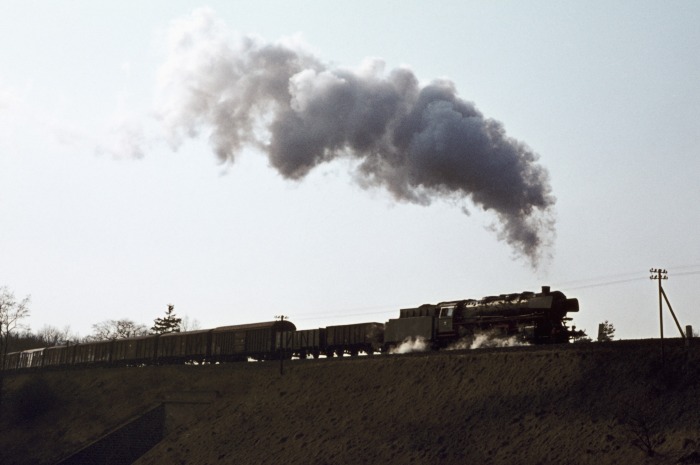 044&nbsp;591 mit Dg bei Volpriehausen vorm Tunnel, 24.03.1976