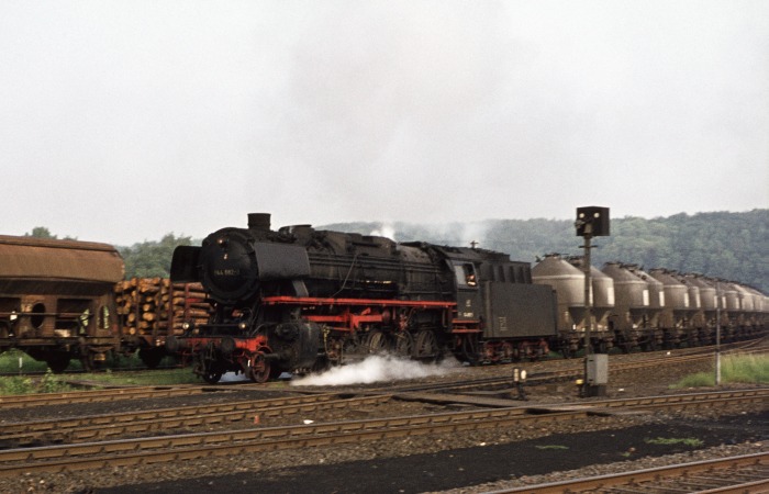 044&nbsp;682 mit Silowagen-Zug Einfahrt Herzberg, am 29.05.1976