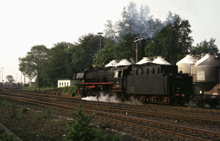 044&nbsp;682 mit Silowagen-Zug Einfahrt Herzberg, am 29.05.1976
