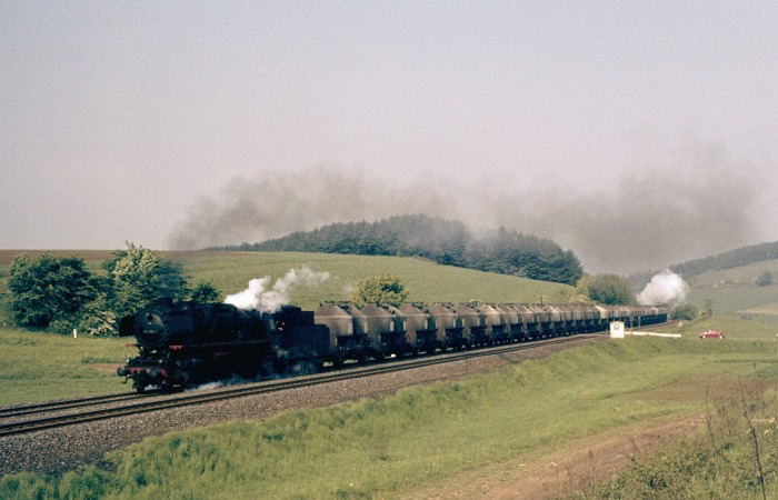 044&nbsp;682 mit Silowagenzug nach Ellrich-Nordhausen, geschoben von 044&nbsp;678, vor Osterhagen, am 29.05.1976