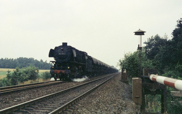 044&nbsp;375 mit einem Selbstentladewagen- Güterzug Richtung Süden fahrend, nahe der ehemaligen Blockstelle Mehringen nördlich von Salzbergen, im Juli 1974