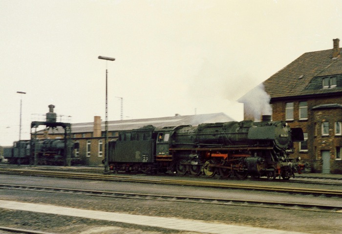 044&nbsp;334 vor der Kulisse des auf vielen Fotos im Hintergrund sichtbaren Dienstgebäudes im Bw Rheine, Juli 1974