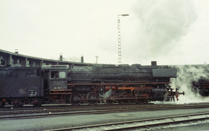 und 044&nbsp;334 auf der Drehscheibe vorm Lokschuppen