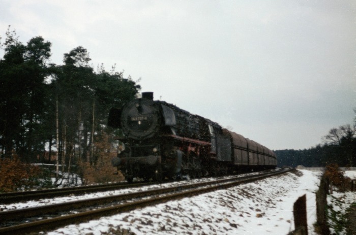 043&nbsp;737 mit Erzzug aus Emden Richtung Rheine, nördlich von LIngen (bei Km&nbsp;241,3) um 17:55h am 18.03.1975
