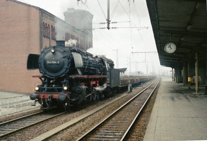 043&nbsp;094 mit einem Sand-Aushub, Schutt oder Bauzug oder sowas (?) durchfährt den Bahnhof Rheine Richtung Norden, um 9:55h am 19.03.1975.