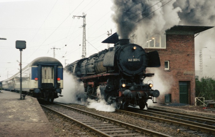 043&nbsp;903-4 startet im Bahnhof Rheine mit einem Erzwagen-Leerzug Richtung Emden, um 10:20h am 19.03.1975