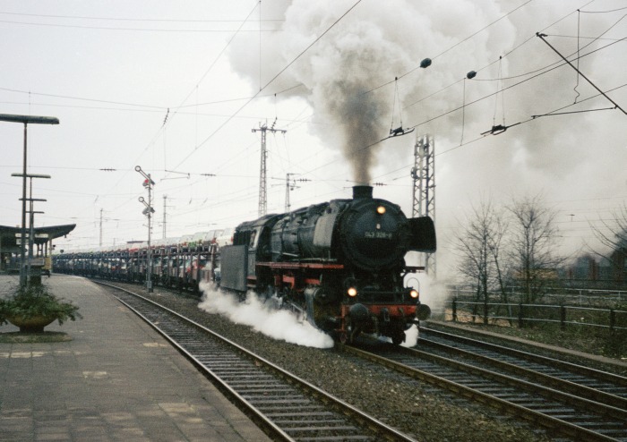 043&nbsp;326 mit Autozug Durchfahrt Bahnhof Rheine, 19.03.1975