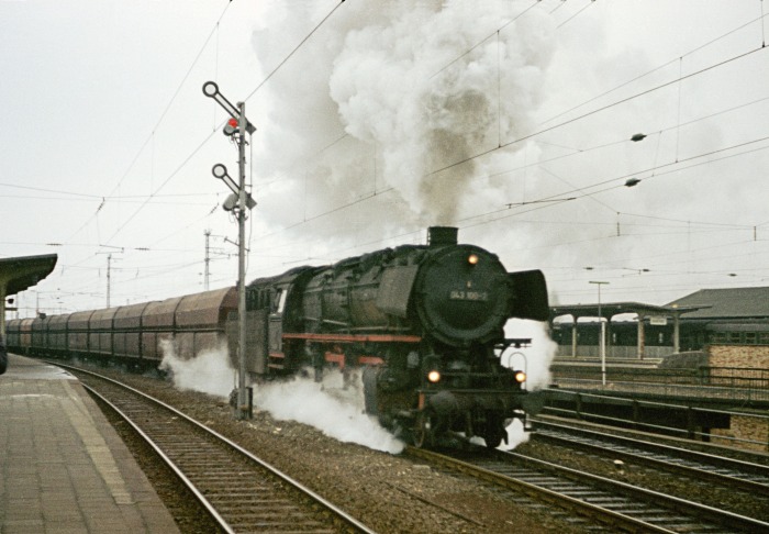 043&nbsp;100 mit Erzwagenzug Durchfahrt Bahnhof Rheine, 19.03.1975