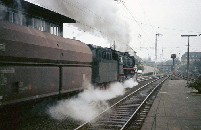 043&nbsp;100 mit Erzwagenzug Durchfahrt Bahnhof Rheine, 19.03.1975