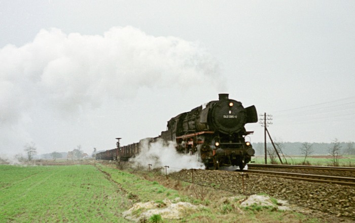 043&nbsp;085 mit leerem Kohlewagenzug bei Leschede, 19.03.1975