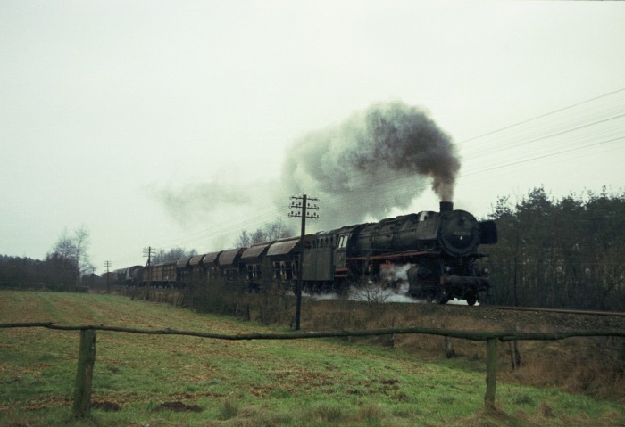 043&nbsp;737 mit Güterzug bei Salzbergen, 19.03.1975