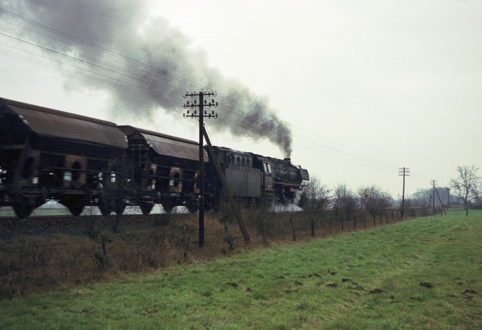 043&nbsp;737 mit Güterzug bei Salzbergen, 19.03.1975