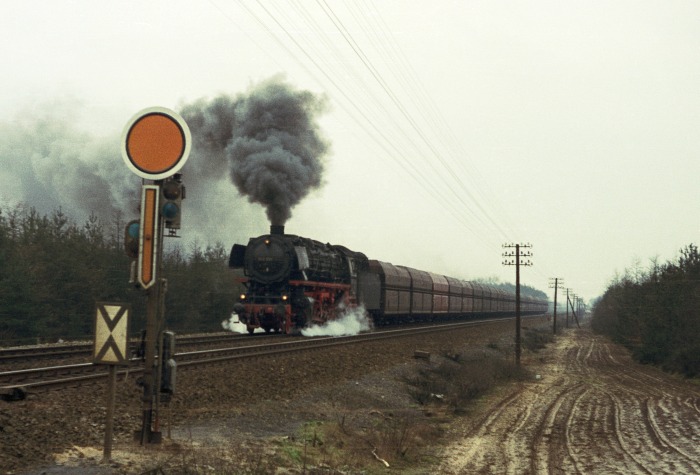 043&nbsp;666 mit Erzzug bei Leschede, um 15:28h am 19.03.1975