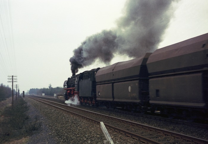 043&nbsp;666 mit Erzzug bei Leschede, um 15:28h am 19.03.1975