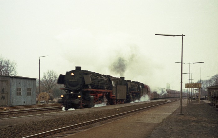 043&nbsp;642 + unbekannte 042 mit 4000t Erz durchfahren Leschede Richtung Süden, um 15:55h am 19.03.1975