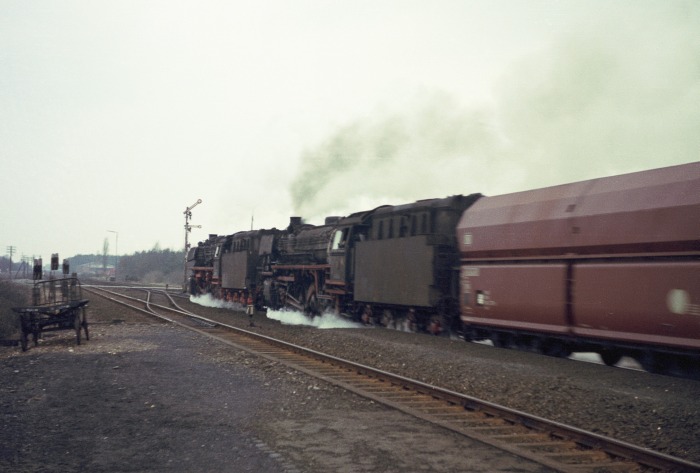 043&nbsp;642 + unbekannte 042 mit 4000t Erz durchfahren Leschede Richtung Süden, um 15:55h am 19.03.1975