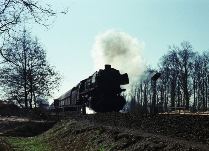 043&nbsp;094 Erzwagenzug ->Emden bei Dörpen, am 21.03.1975