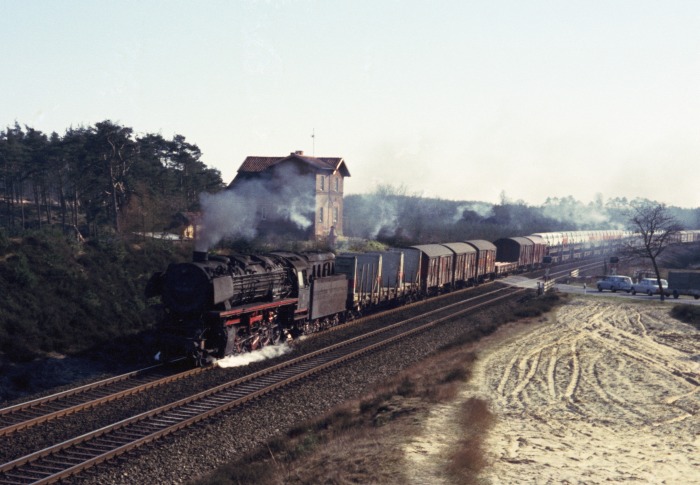 043&nbsp;100  mit Güterzug am Lathener Einschnitt, am 21.03.1975
