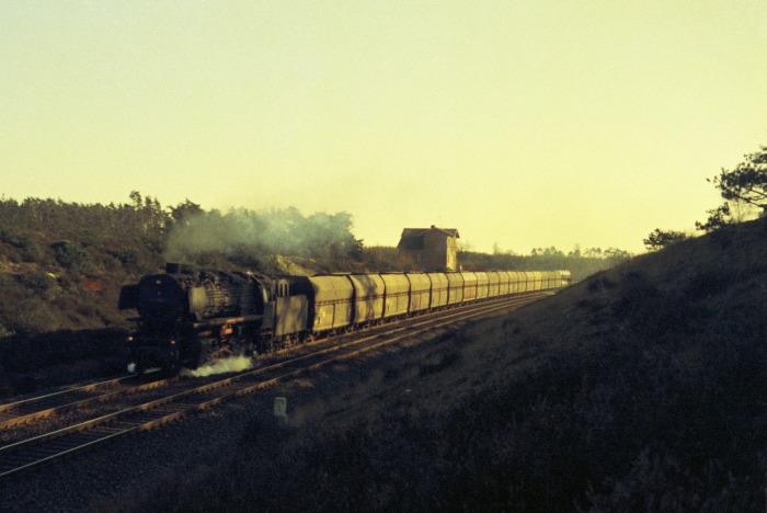 044&nbsp;669 mit Güterzug nach Emden im Lathener Einschnitt, am 21.03.1975