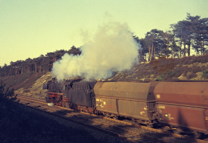 044&nbsp;669 mit Güterzug nach Emden im Lathener Einschnitt, am 21.03.1975