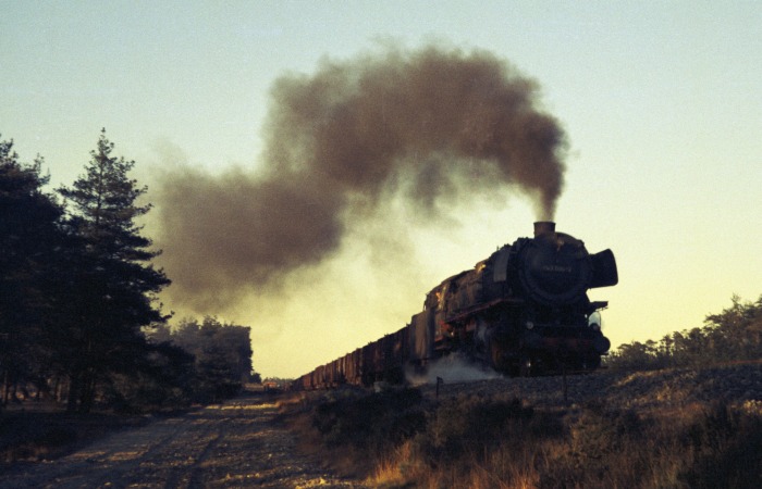 043&nbsp;094 mit leerem Kohlewagenzug Richtung Rheine, bei Lathen, um 17:22h am 21.03.1975