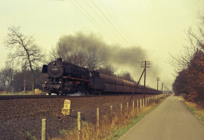 043&nbsp;636 mit Erzzug bei Leschede, am 22.03.1975