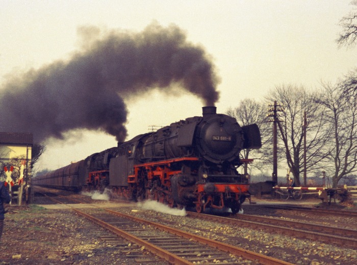 043&nbsp;681 + 043&nbsp;121 mit Erzzug Durchfahrt Elbergen, 22.03.1975
