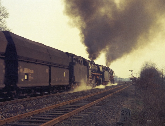043&nbsp;681 + 043&nbsp;121 mit Erzzug Durchfahrt Elbergen, 22.03.1975