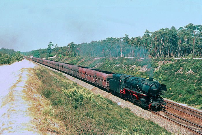 043&nbsp;364 auch noch mal mit Erzzug im Einschnitt bei Lathen, am 08.06.1976