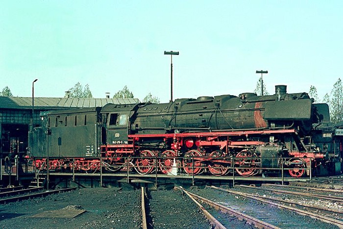 043&nbsp;475 auf der Drehscheibe im Bw Emden erwischen, am 11.10.1974