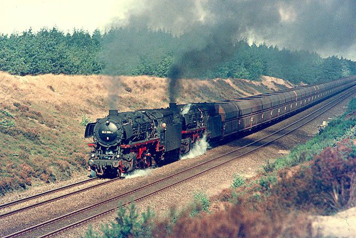 043&nbsp;666 + 043&nbsp;087 ziehen 4000t Erz durch den Lathener Einschnitt, am 07.10.1075