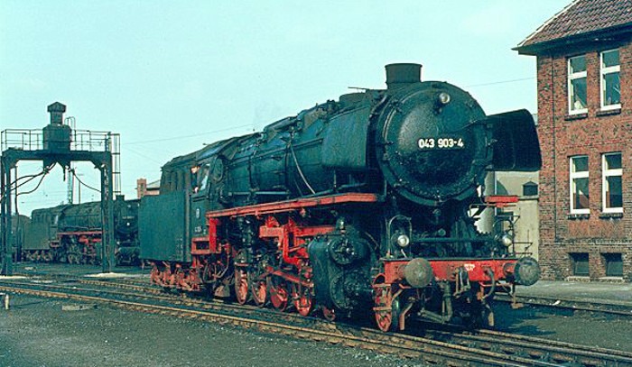 Die 043&nbsp;903 - die letzte Plan-Dampflok der Bundesbahn - immer noch im (fast) normalen Betriebseinsatz im Bw Rheine, am 13.03.1977