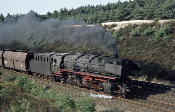 043&nbsp;100 leerer Erzwagenzug ->Emden, im Lathener Einschnitt, am 14.08.1976