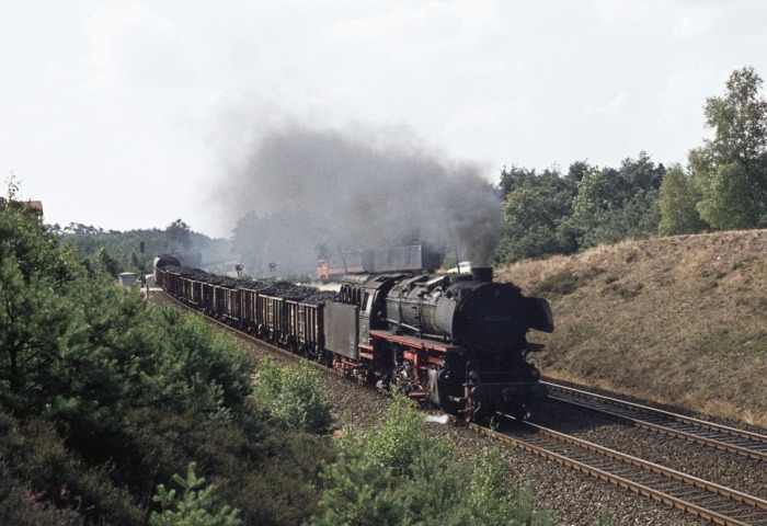 043&nbsp;094 mit Kohlezug ->Emden, im Einschnitt bei Lathen, am 14.08.1976