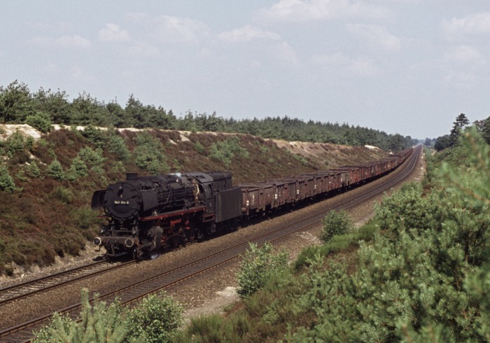 043&nbsp;364 mit leerem Kohlezug (Lgo) Richtung Rheine im Lathener Einschnitt, etwa 12:00h, am 14.08.1976
