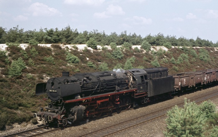 043&nbsp;364 mit leerem Kohlezug (Lgo) Richtung Rheine im Lathener Einschnitt, etwa 12:00h, am 14.08.1976