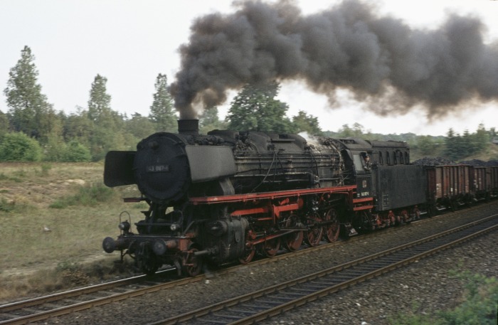 043&nbsp;087 mit Kohlezug ->Emden nördlich von Meppen, am 14.08.1976