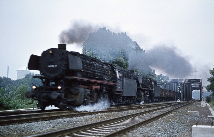 043&nbsp;100 + 043&nbsp;321 allerdings mit einem leichten Güterzug und leider keinem schweren Erzzug, bei Hanekenfähr südlich Lingen, am 10.09.1977