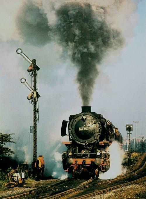 043&nbsp;903 mit Erzzug Ausfahrt Emden, 29.08.1974