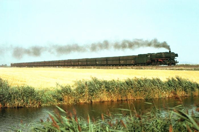 043&nbsp;336 mit Erzzug bei Oldersum, 30.08.1974