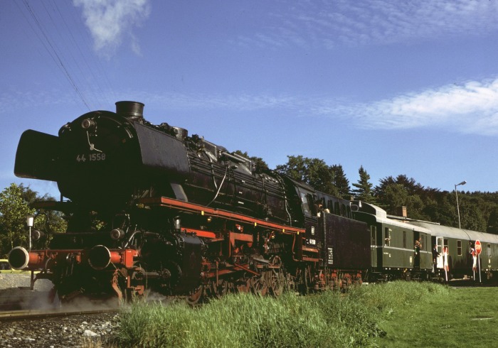 44&nbsp;1558 vor Sonderzug in Warstein (WLE), am 16.09.1979