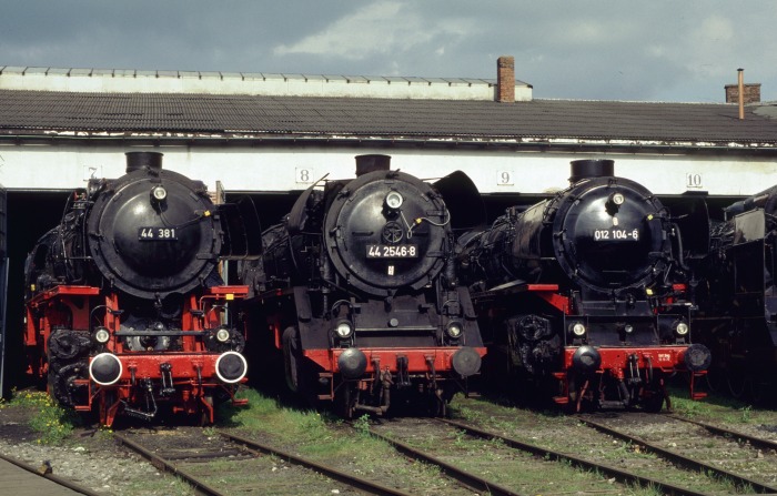 44&nbsp;381 neben 44&nbsp;546 und 01&nbsp;1104 im BEM Nördlingen, am 01.05.1999