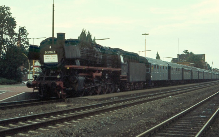 043&nbsp;196 vor Sonderzug auf der Emslandstrecke, beim Halt in Lingen, am 10.09.1977