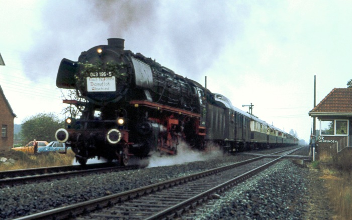 043&nbsp;196 mit Rheingold-Sonderzug auf der Emslandstrecke, an der Blockstelle Mehringen, am 06.10.1977
